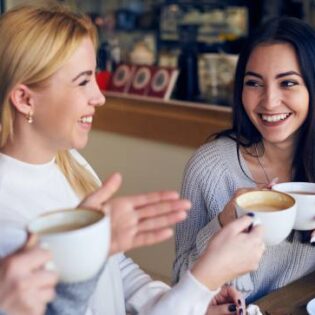 Fika, czyli tradycyjna szwedzka przerwa na kawę – na czym polega?