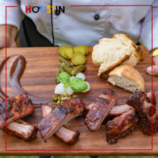 Praca kucharz przy grillu za granicą