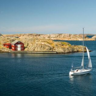 Praca sezonowa nad morzem – na czym polega praca nad morzem za granicą?