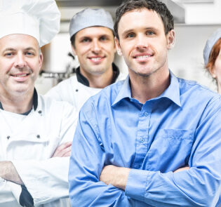 Praca sezonowa za granicą z zakwaterowaniem – jak znaleźć najlepszą ofertę i bezpiecznie wyjechać?